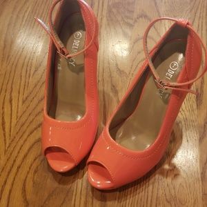 Salmon colored patent leather "feel" sz 7 heels